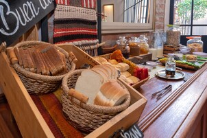 Café da manhã com buffet grátis todos os dias