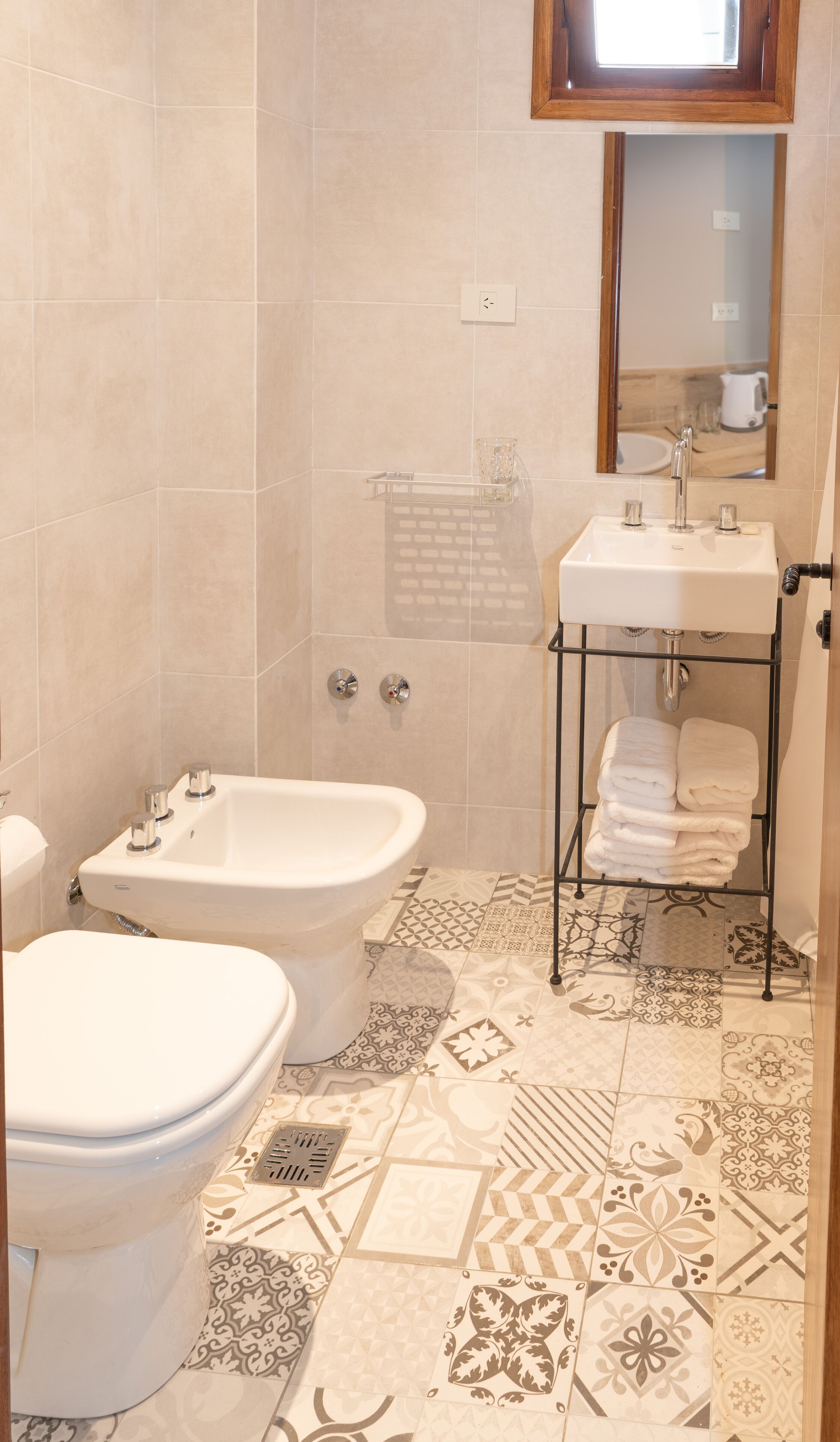 Un bagno con il water, bidet e lavandino.