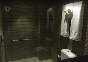 Shower, towels - Smart Hotel (Lahore)