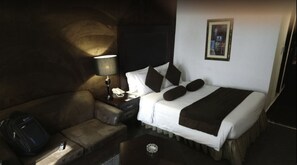 Minibar, desk, free WiFi