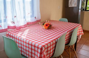 Twin Room, 2 Twin Beds (Shared Kitchen) | Dining