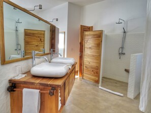 Deluxe Villa, 4 Bedrooms, Ocean View, Oceanfront | Bathroom | Shower, free toiletries, hair dryer, towels - Villa Salamandra (Las Galeras)