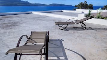 Deluxe Villa, 4 Bedrooms, Ocean View, Oceanfront | 4 bedrooms, individually decorated, individually furnished