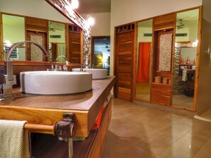 Villa Deluxe, 4 habitaciones, vista al océano, frente al océano | Baño | Regadera, amenidades de baño gratuitas, secadora de cabello, toallas 