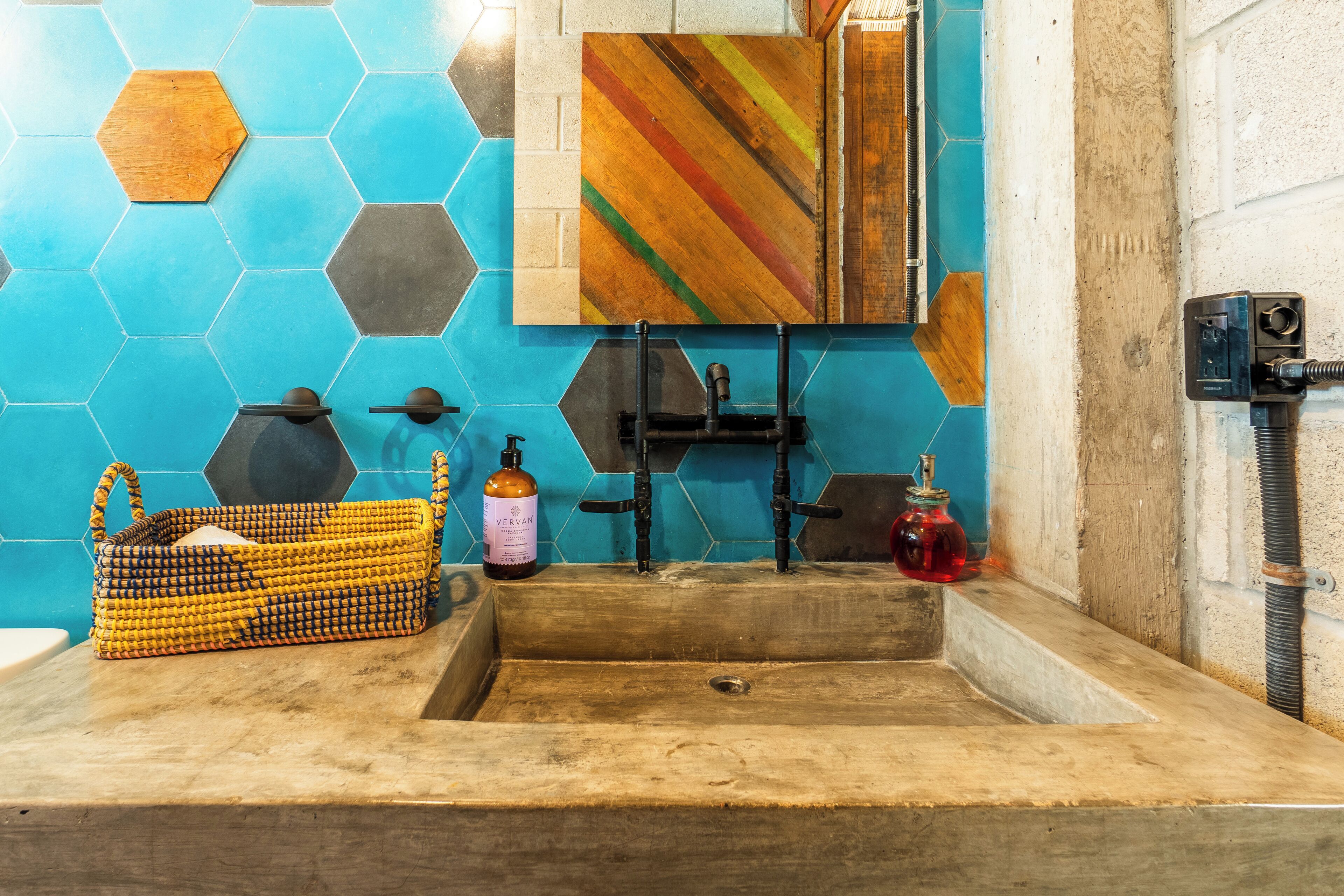 loft 7 | bathroom | shower, free toiletries, hair dryer, towels