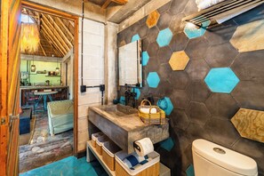 Loft 6 | Bathroom | Shower, free toiletries, hair dryer, towels - Papelillo Lofts (Sayulita)