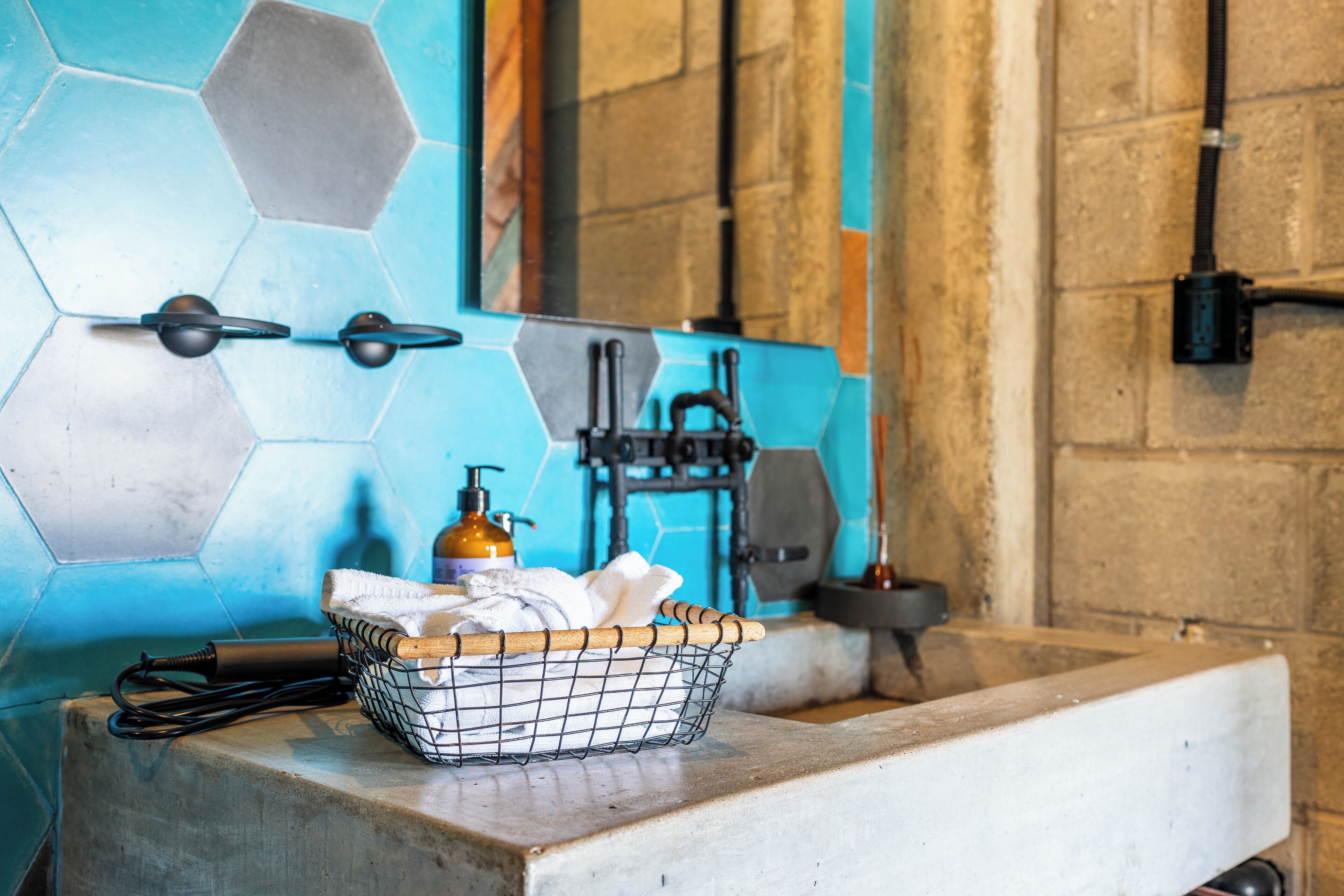 loft 4 | bathroom | shower, free toiletries, hair dryer, towels