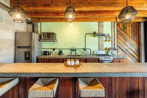 Loft 7 | Eget kjøkken | Minikjøleskap, mikrobølgeovn, kokeplater og kaffetrakter/tekoker