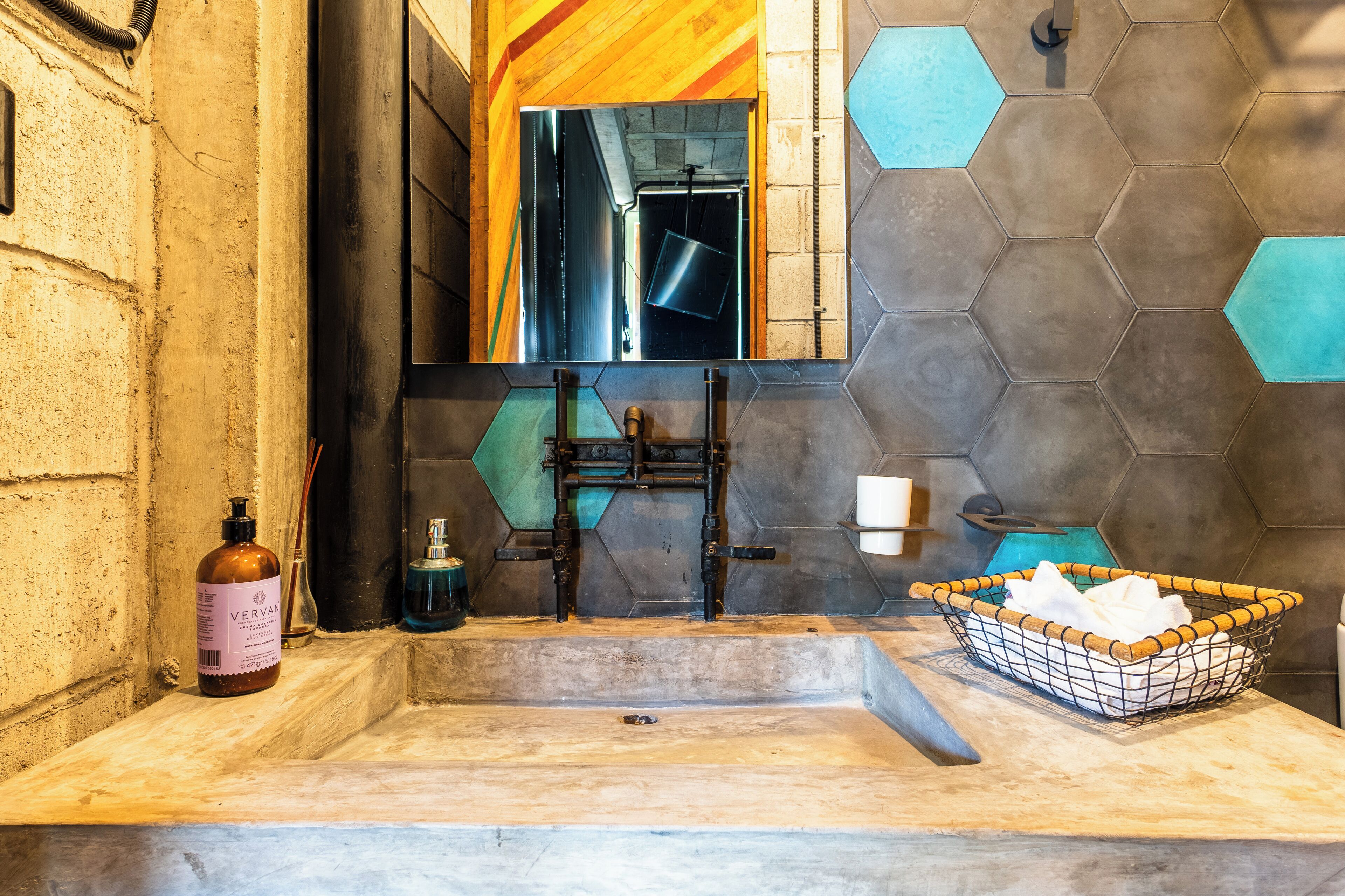 loft 5 | bathroom | shower, free toiletries, hair dryer, towels