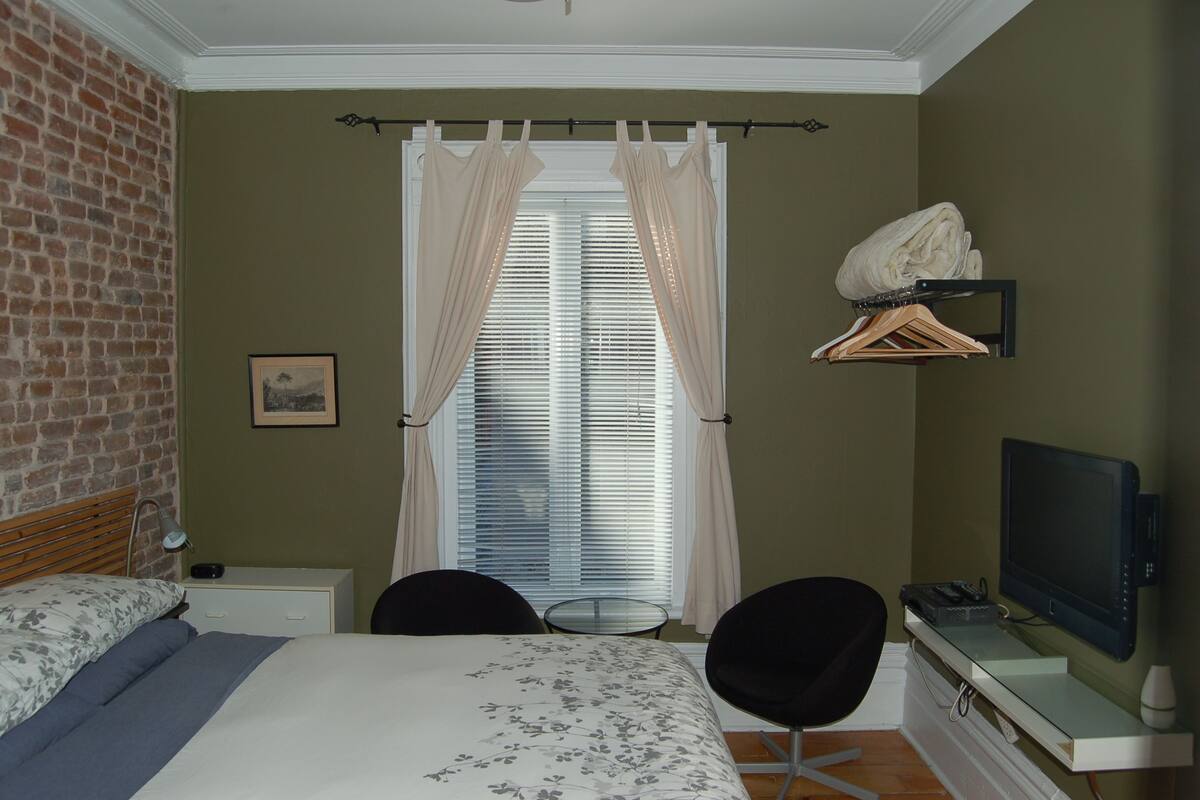 Cribs/infant beds, rollaway beds, free WiFi