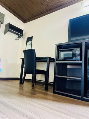 Habitació estàndard, 1 llit de matrimoni gran | Escriptori, wifi gratuïta i roba de llit 