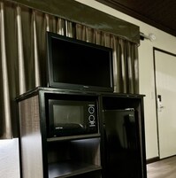 Escritorio, wifi gratis y ropa de cama
