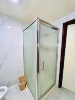 Standard Room, 1 Queen Bed | Bathroom | Shower, towels, soap, shampoo