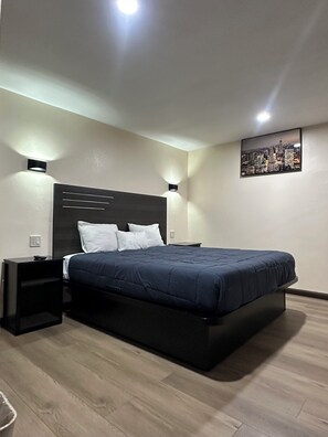 Habitació estàndard, 1 llit de matrimoni gran | Escriptori, wifi gratuïta i roba de llit 