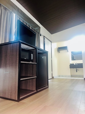 Standard Room, 1 King Bed