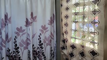 Habitación básica doble, 1 habitación, baño privado | Baño | Ducha, toallas, jabón y papel higiénico