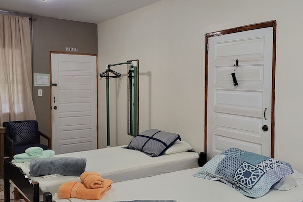 1 habitación, decoración personalizada, muebles diferentes y escritorio