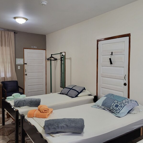 Standard Triple Room, 1 Bedroom, Ensuite, Ground Floor - Hacienda Tropical Guest House (Belmopan)