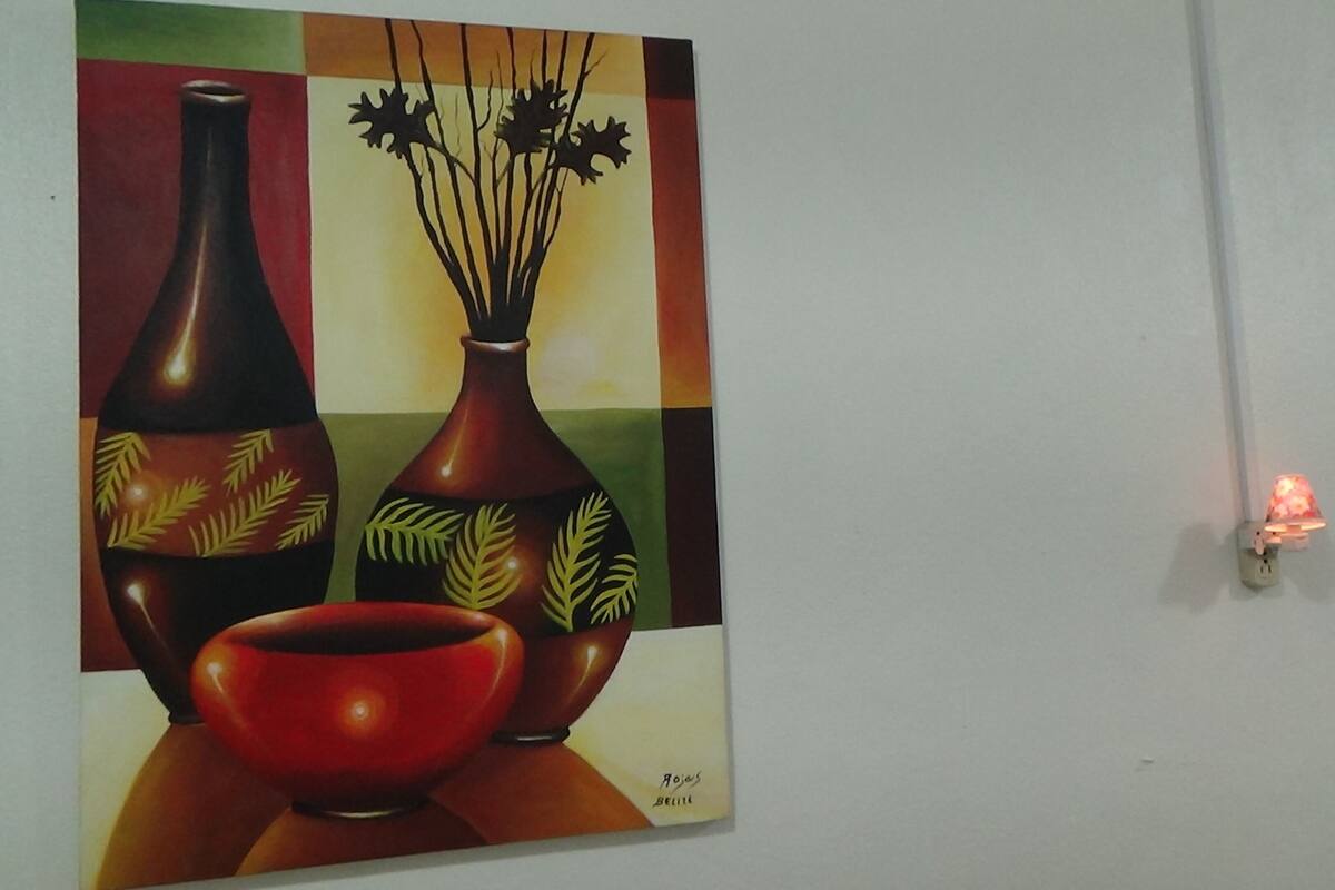 Une peinture représentant des vases et un bol sur un mur.
