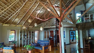 Villa, alberca privada, vista al océano | Área de sala de estar | Televisión de pantalla plana, reproductor de DVD y estación para iPod