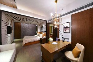 A modern hotel room with a wooden desk, two beds, a sitting area, and a chandelier. - Minimax Hotel Shanghai Songjiang (Shanghai)