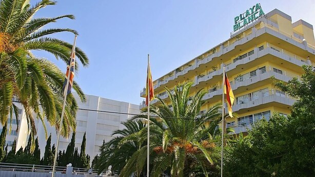 A multi-story hotel with balconies and a sign reading "Playa Blanca". - Hostal BEI Juan Mallorca (Sant Llorenc des Cardassar)