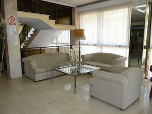A modern living room with a glass coffee table, two sofas, and a lamp. - Hostal BEI Juan Mallorca (Sant Llorenc des Cardassar)