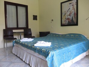 Minibar, Zimmersafe, Schreibtisch, kostenloses WLAN