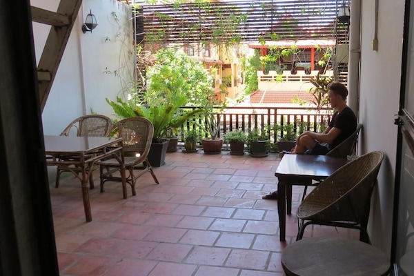 Breakfast, lunch, dinner served; international cuisine