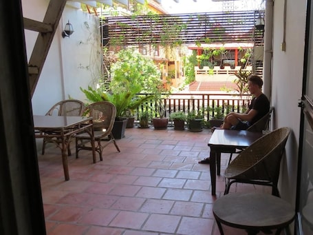 Breakfast, lunch, dinner served; international cuisine