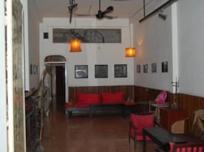 Lobby sitting area - Goldie Guesthouse (Phnom Penh)