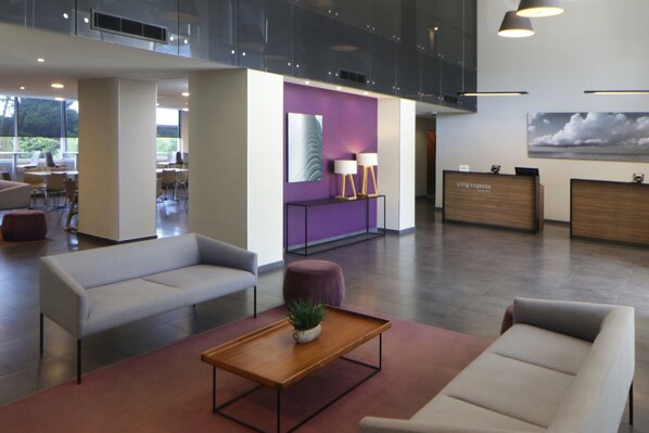 تلفزيون بشاشة مسطحة