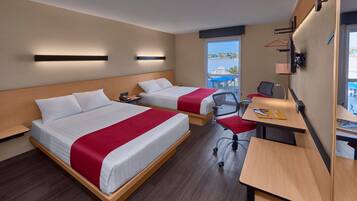 Escritorio, cortinas blackout y tabla de planchar con plancha