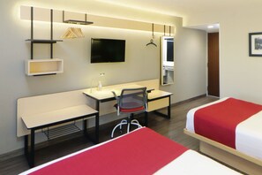 Habitació, 2 llits dobles | Escriptori, cortines opaques, planxa i posts de planxar i wifi gratuïta 