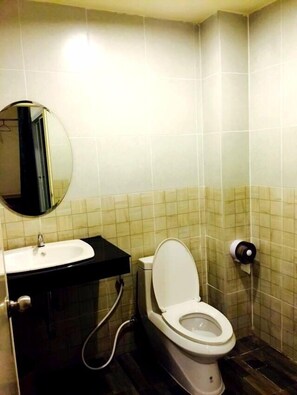 Ducha, artículos de tocador gratuitos, toallas