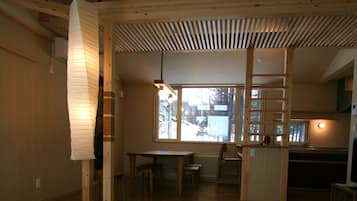 Grand réfrigérateur, micro-ondes, plaque de cuisson