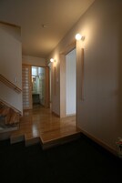 2 chambres, bureau, fer et planche à repasser, lits bébé (en supplément)