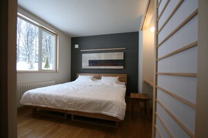 2 chambres, bureau, fer et planche à repasser, lits bébé (en supplément)