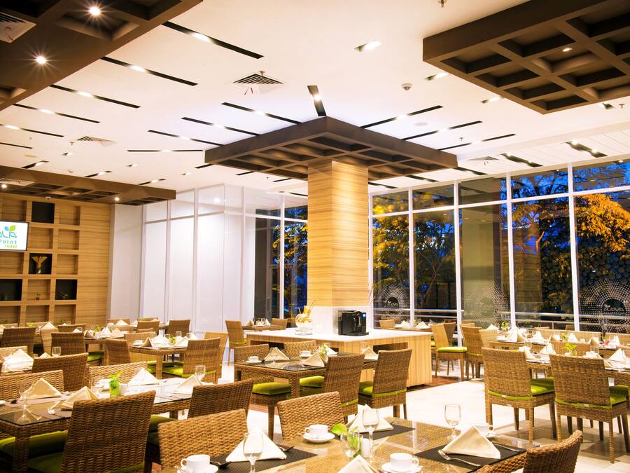 Breakfast, lunch, dinner served; international cuisine