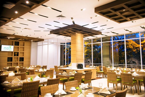 Aamiainen, lounas ja illallinen; kansainvälinen keittiö 