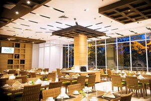 供应早餐、午餐和晚餐，国际美食