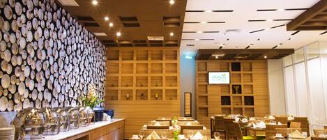 Serveert ontbijt, lunch, diner, internationale gerechten