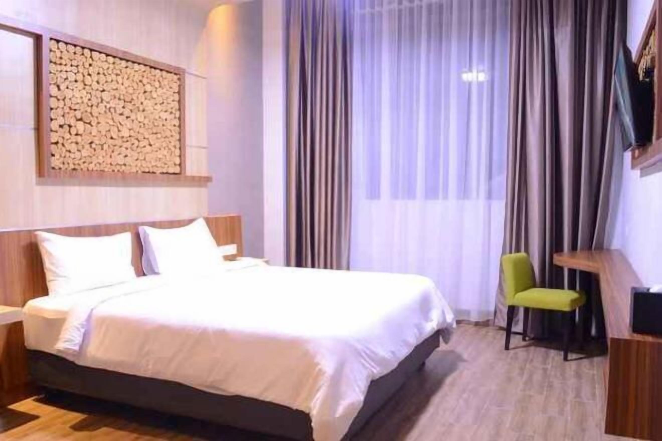 Cofres nos quartos, escrivaninha, ferros/tábuas de passar roupa