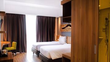 Caja de seguridad en la habitación y escritorio