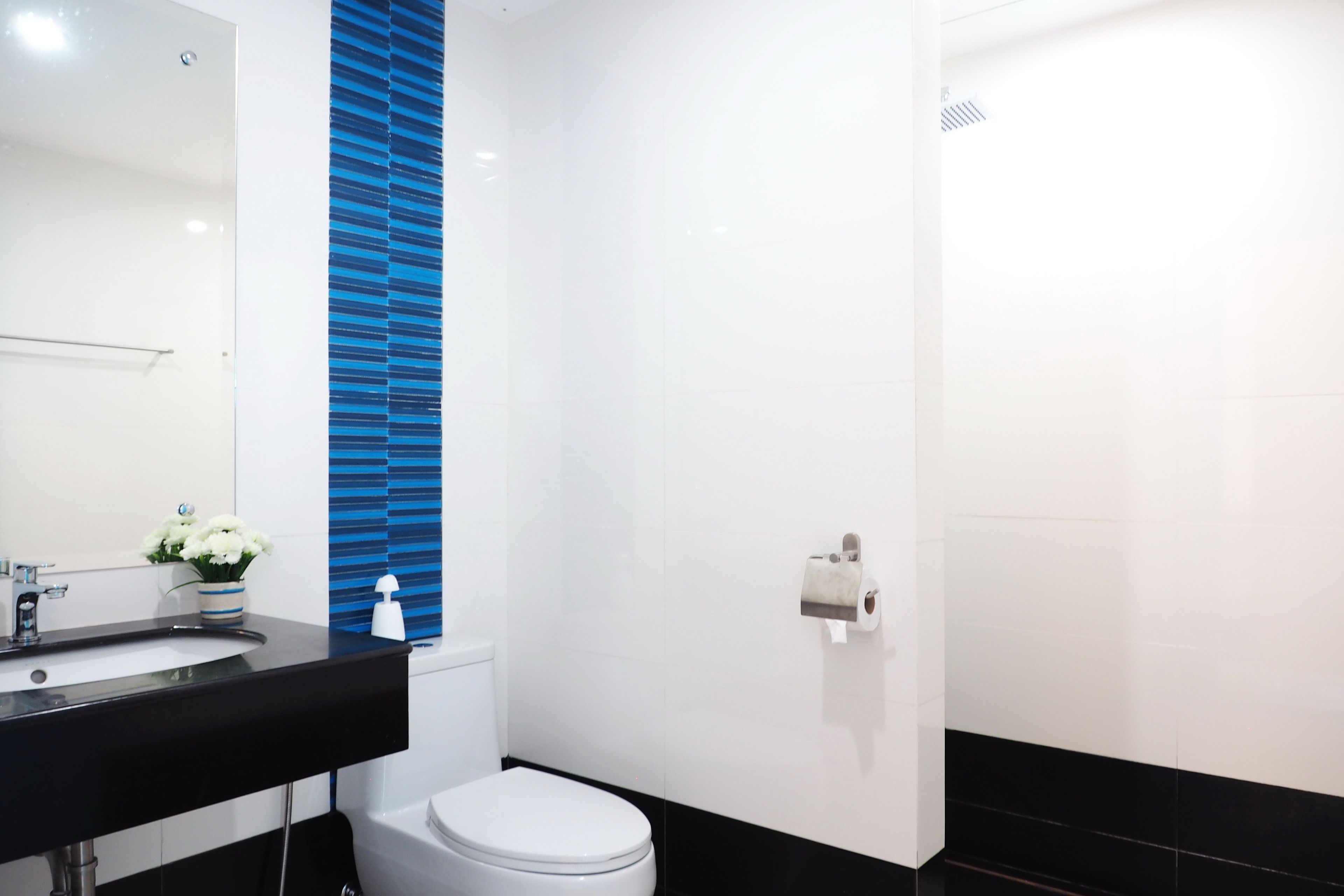 pool access room | bathroom shower