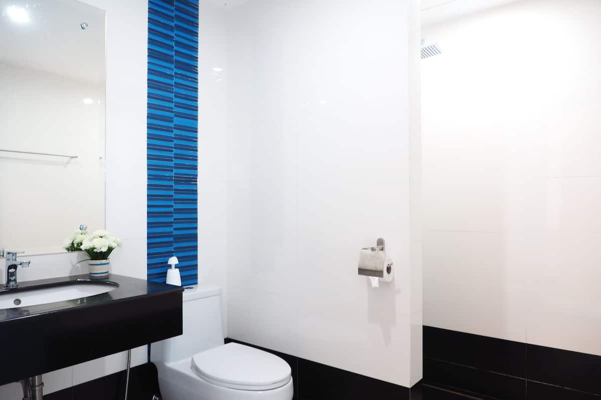 pool access room | bathroom shower