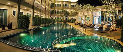 Pool Access Room | Frigobar, cofres nos quartos, escrivaninha