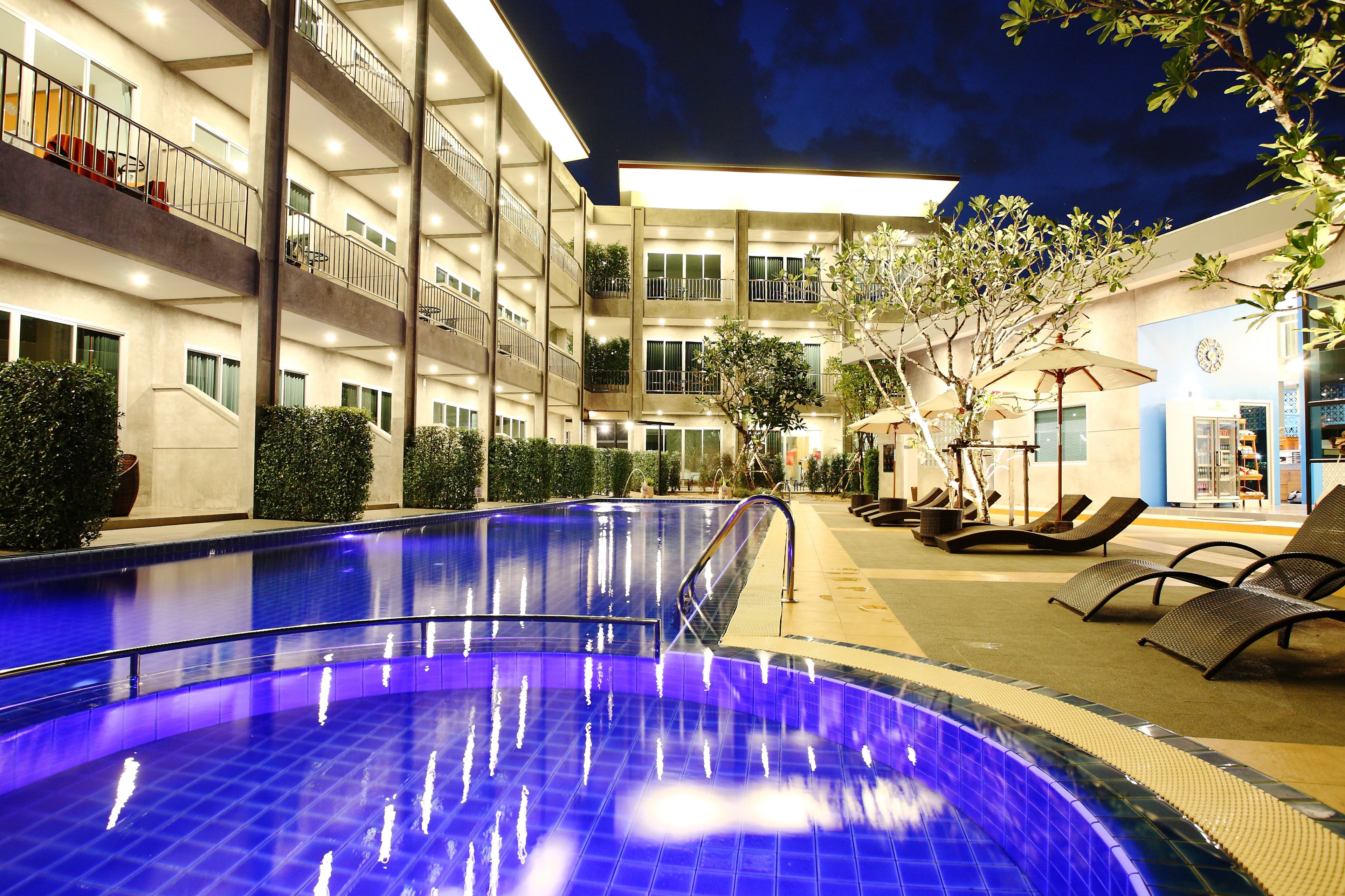 Piscina externa, guarda-sóis, espreguiçadeiras