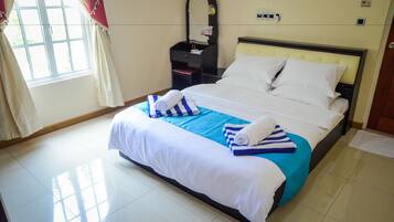 Minibar, in-room safe, desk, iron/ironing board