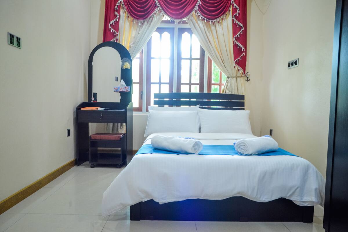 Standard Double Room, 1 Bedroom, Private Bathroom, Ground Floor | Bar mini, peti besi dalam bilik, meja, seterika/papan seterika